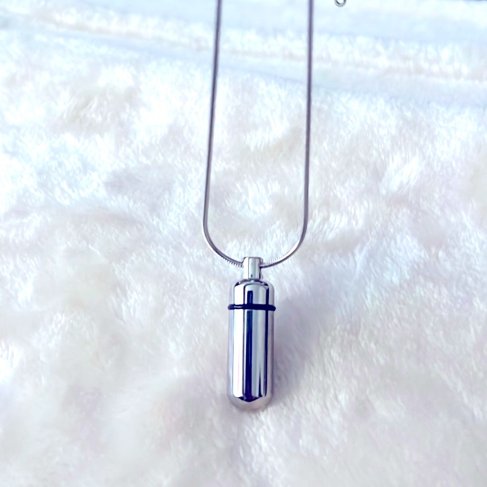 NWT ⚱️ STAINLESS STEEL CREMATION ASH URN KEEPSAKE BULLET CROSS PENDANT NECKLACE - Picture 2 of 13